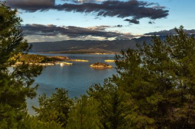 Premuzic Trail, Rab adasındaki Cennet Sahili, Hırvatistan dağlarının eteklerindeki bir bakış açısı