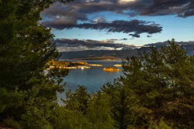 Premuzic Trail, Rab adasındaki Cennet Sahili, Hırvatistan dağlarının eteklerindeki bir bakış açısı