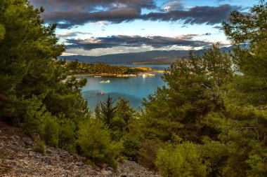 Premuzic Trail, Rab adasındaki Cennet Sahili, Hırvatistan dağlarının eteklerindeki bir bakış açısı