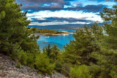 Premuzic Trail, Rab adasındaki Cennet Sahili, Hırvatistan dağlarının eteklerindeki bir bakış açısı