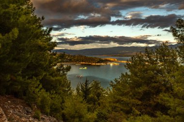 Premuzic Trail, Rab adasındaki Cennet Sahili, Hırvatistan dağlarının eteklerindeki bir bakış açısı