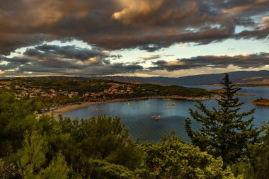 Premuzic Trail, Rab adasındaki Cennet Sahili, Hırvatistan dağlarının eteklerindeki bir bakış açısı