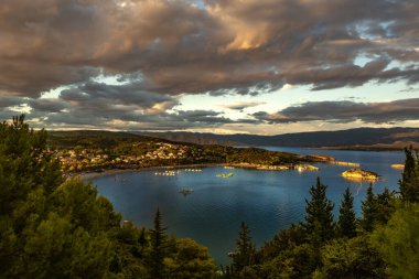 Premuzic Trail, Rab adasındaki Cennet Sahili, Hırvatistan dağlarının eteklerindeki bir bakış açısı