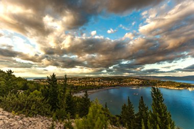 Premuzic Trail, Rab adasındaki Cennet Sahili, Hırvatistan dağlarının eteklerindeki bir bakış açısı