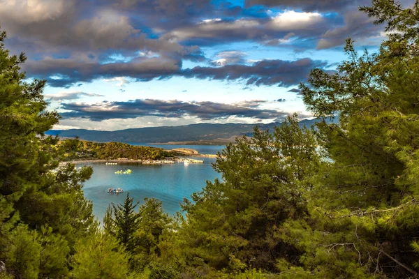 Premuzic Trail, Rab adasındaki Cennet Sahili, Hırvatistan dağlarının eteklerindeki bir bakış açısı