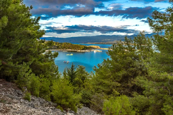 Premuzic Trail, Rab adasındaki Cennet Sahili, Hırvatistan dağlarının eteklerindeki bir bakış açısı