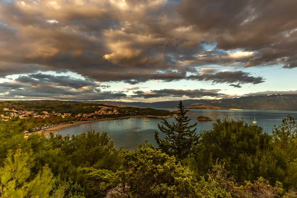 Premuzic Trail, Rab adasındaki Cennet Sahili, Hırvatistan dağlarının eteklerindeki bir bakış açısı