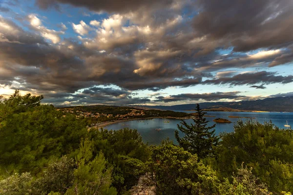 Premuzic Trail, Rab adasındaki Cennet Sahili, Hırvatistan dağlarının eteklerindeki bir bakış açısı