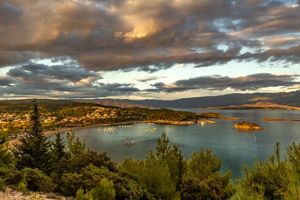 Premuzic Trail, Rab adasındaki Cennet Sahili, Hırvatistan dağlarının eteklerindeki bir bakış açısı