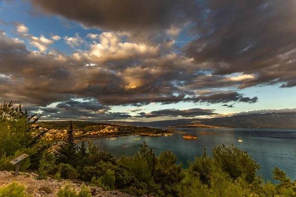 Premuzic Trail, Rab adasındaki Cennet Sahili, Hırvatistan dağlarının eteklerindeki bir bakış açısı