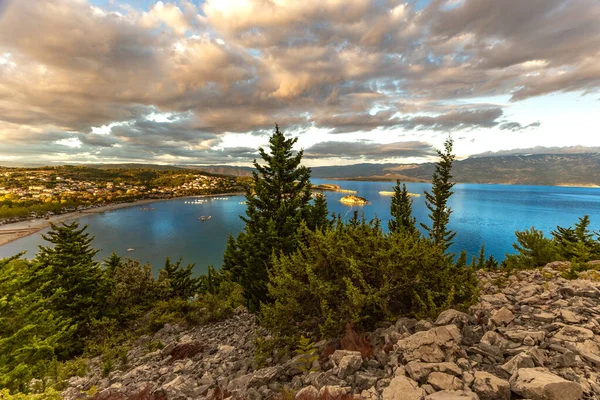 Premuzic Trail, Rab adasındaki Cennet Sahili, Hırvatistan dağlarının eteklerindeki bir bakış açısı