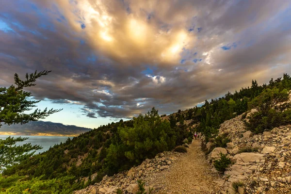 Premuzic Trail, Rab adasındaki Cennet Sahili, Hırvatistan dağlarının eteklerindeki bir bakış açısı
