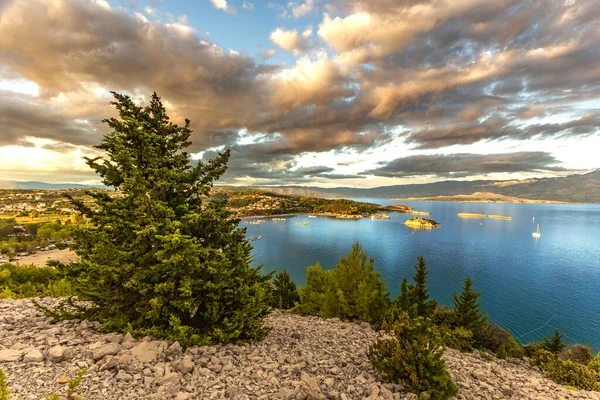 Premuzic Trail, Rab adasındaki Cennet Sahili, Hırvatistan dağlarının eteklerindeki bir bakış açısı