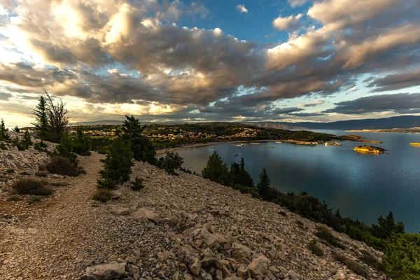 Premuzic Trail, Rab adasındaki Cennet Sahili, Hırvatistan dağlarının eteklerindeki bir bakış açısı