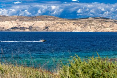 Hırvatistan 'ın Rab adasındaki Sahil Ciganka FKK natüristi, vahşi doğa, kayalık sahil, sakin Adriyatik Se