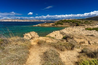 Hırvatistan 'ın Rab adasındaki Sahil Ciganka FKK natüristi, vahşi doğa, kayalık sahil, sakin Adriyatik Se