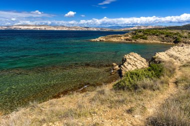 Hırvatistan 'ın Rab adasındaki Sahil Ciganka FKK natüristi, vahşi doğa, kayalık sahil, sakin Adriyatik Se