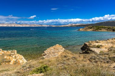 Hırvatistan 'ın Rab adasındaki Sahil Ciganka FKK natüristi, vahşi doğa, kayalık sahil, sakin Adriyatik Se