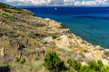 Hırvatistan 'ın Rab adasındaki Sahil Ciganka FKK natüristi, vahşi doğa, kayalık sahil, sakin Adriyatik Se