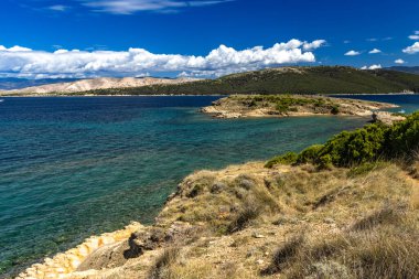 Hırvatistan 'ın Rab adasındaki Sahil Ciganka FKK natüristi, vahşi doğa, kayalık sahil, sakin Adriyatik Se