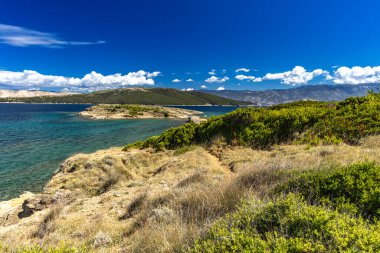 Hırvatistan 'ın Rab adasındaki Sahil Ciganka FKK natüristi, vahşi doğa, kayalık sahil, sakin Adriyatik Se