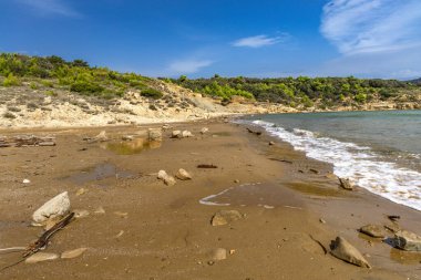 Rab adasındaki Podsilo plajı, kumlu sahil, Moriatyckie 'den gelen dalgalar sahili, körfezin manzarası, kum ve dağlar.