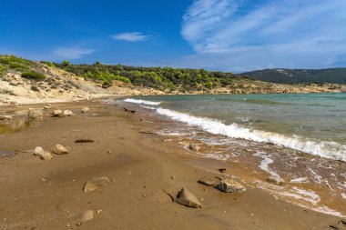 Rab adasındaki Podsilo plajı, kumlu sahil, Moriatyckie 'den gelen dalgalar sahili, körfezin manzarası, kum ve dağlar.