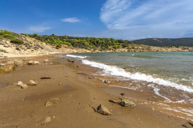 Rab adasındaki Podsilo plajı, kumlu sahil, Moriatyckie 'den gelen dalgalar sahili, körfezin manzarası, kum ve dağlar.