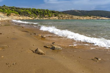 Rab adasındaki Podsilo plajı, kumlu sahil, Moriatyckie 'den gelen dalgalar sahili, körfezin manzarası, kum ve dağlar.