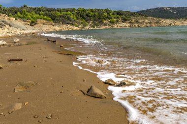 Rab adasındaki Podsilo plajı, kumlu sahil, Moriatyckie 'den gelen dalgalar sahili, körfezin manzarası, kum ve dağlar.