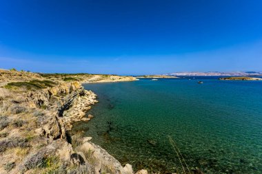 Rab Adası 'ndan FKK Ciganka plajına uzanan kayalık bir patika, Adriyatik Denizi' nin masmavi suları, Hırvatistan 'da bir yürüyüş noktası.