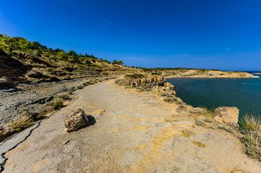 Rab Adası 'ndan FKK Ciganka plajına uzanan kayalık bir patika, Adriyatik Denizi' nin masmavi suları, Hırvatistan 'da bir yürüyüş noktası.