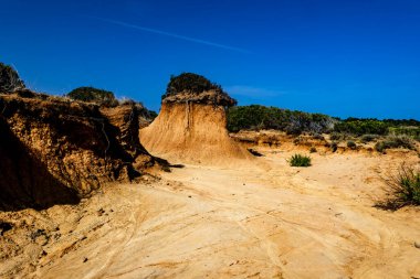 Kum tepeleri, kaya oluşumları ve Tavşan Adası 'ndaki Ciganka doğabilimci plajına giden bir yol.