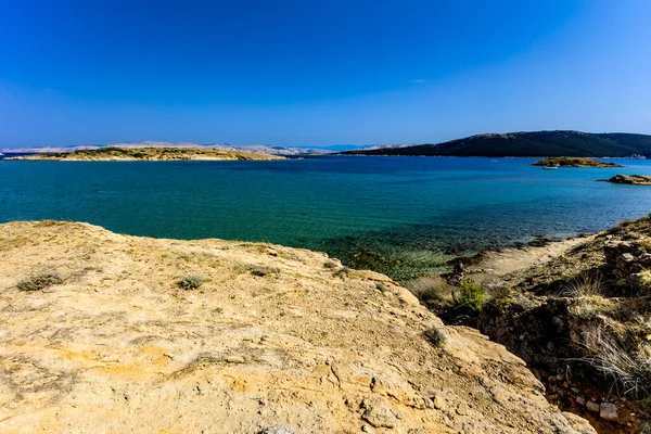 Rab Adası 'ndan FKK Ciganka plajına uzanan kayalık bir patika, Adriyatik Denizi' nin masmavi suları, Hırvatistan 'da bir yürüyüş noktası.