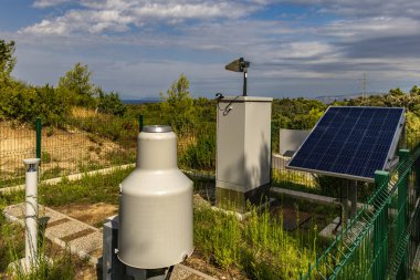 Hırvatistan 'ın Rab adasındaki meteoroloji istasyonu rüzgar hızı, nem ve hava sıcaklığını ölçüyor