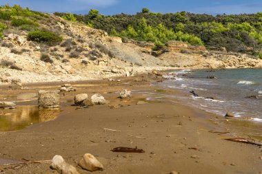 Rab adasındaki vahşi kumsal Podsilo, insansız boş plaj, Hırvatistan 'da vahşi plajlar