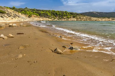 Rab adasındaki vahşi kumsal Podsilo, insansız boş plaj, Hırvatistan 'da vahşi plajlar