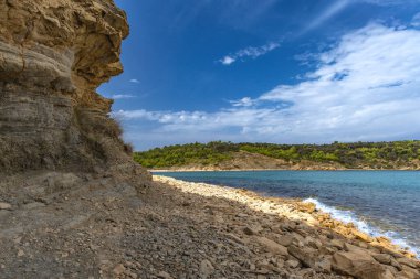 Rab adasındaki vahşi kumsal Podsilo, insansız boş plaj, Hırvatistan 'da vahşi plajlar