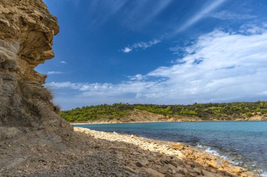 Rab adasındaki vahşi kumsal Podsilo, insansız boş plaj, Hırvatistan 'da vahşi plajlar