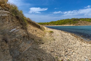 Rab adasındaki vahşi kumsal Podsilo, insansız boş plaj, Hırvatistan 'da vahşi plajlar