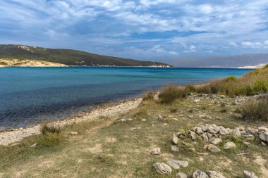 Rab adasındaki vahşi kumsal Podsilo, insansız boş plaj, Hırvatistan 'da vahşi plajlar