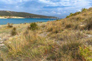 Rab adasındaki vahşi kumsal Podsilo, insansız boş plaj, Hırvatistan 'da vahşi plajlar