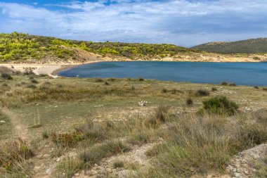Rab adasındaki vahşi kumsal Podsilo, insansız boş plaj, Hırvatistan 'da vahşi plajlar