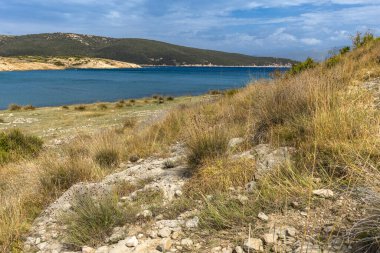 Rab adasındaki vahşi kumsal Podsilo, insansız boş plaj, Hırvatistan 'da vahşi plajlar