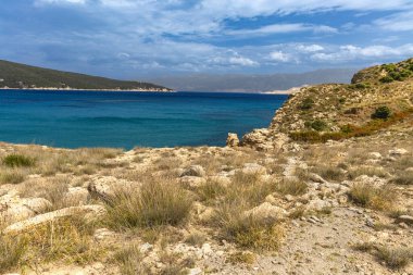 Rab adasındaki vahşi kumsal Podsilo, insansız boş plaj, Hırvatistan 'da vahşi plajlar