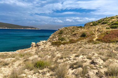 Rab adasındaki vahşi kumsal Podsilo, insansız boş plaj, Hırvatistan 'da vahşi plajlar