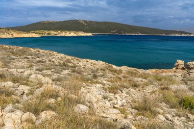Rab adasındaki vahşi kumsal Podsilo, insansız boş plaj, Hırvatistan 'da vahşi plajlar