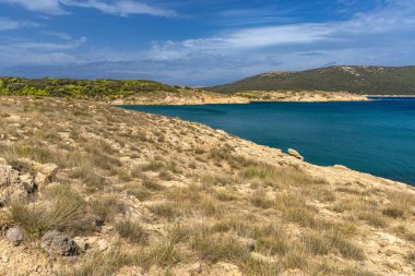 Rab adasındaki vahşi kumsal Podsilo, insansız boş plaj, Hırvatistan 'da vahşi plajlar