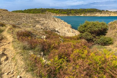Rab adasındaki vahşi kumsal Podsilo, insansız boş plaj, Hırvatistan 'da vahşi plajlar