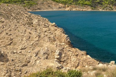 Rab adasındaki vahşi kumsal Podsilo, insansız boş plaj, Hırvatistan 'da vahşi plajlar